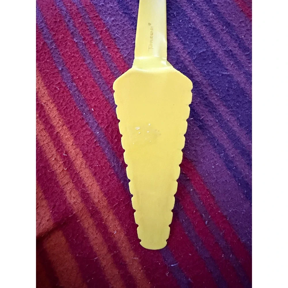 Tupperware Yellow Plastic Cake Server Spatula Pie Server Serrated‎ Edge